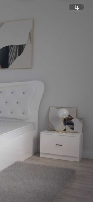 Vand 2 noptiere albe ,40x40x32 cm, noi ambalate in cutie