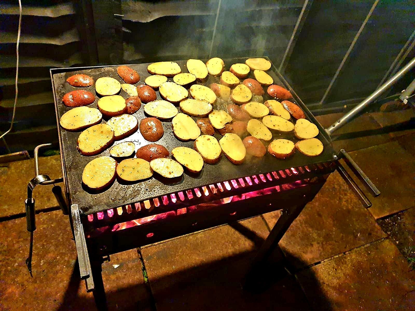 Grătar cu grill și plită de copt legume sau fript peste !