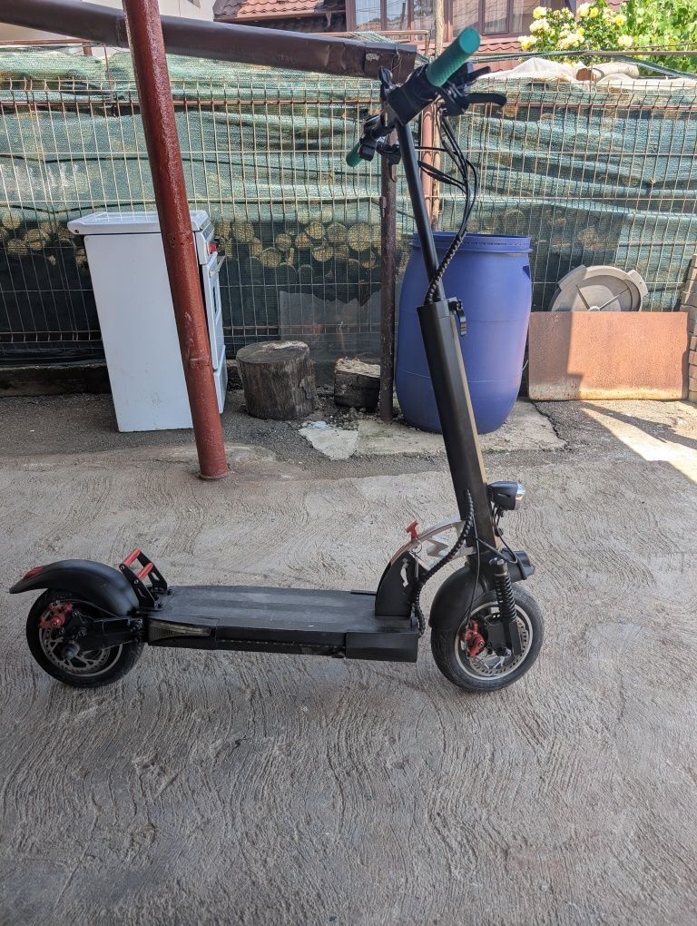 Vând trotineta electrica