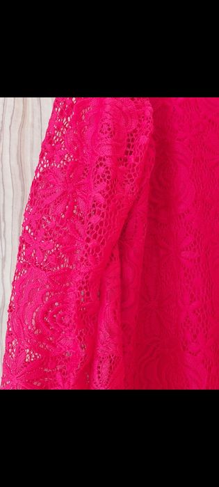 Червена дантелена рокля