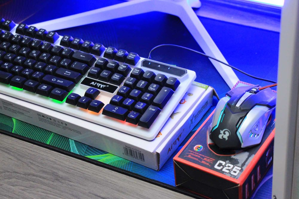 Oq rangdagi chiroyli kompyuterimiz tayyor holatda