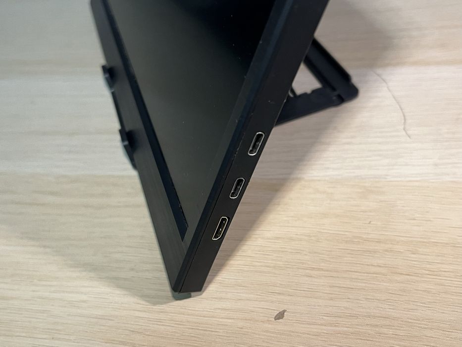 Преносим 11.9 инчов екран