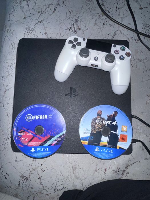 Продам пс4 идеально работает без нариканий, стоит дома не пользуюсь