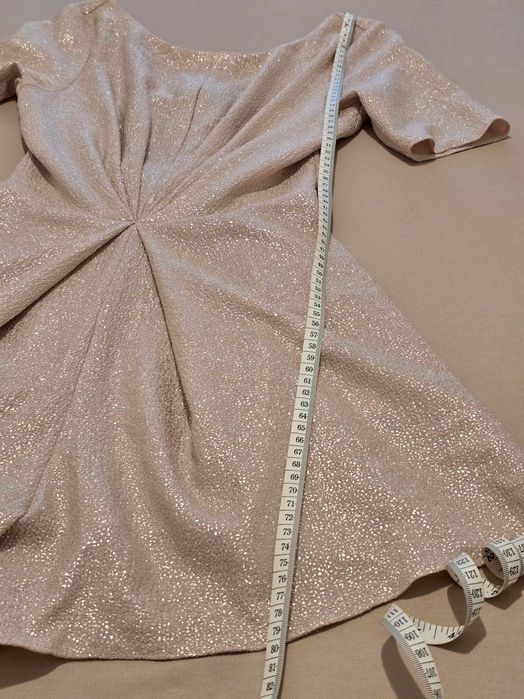 Salopetă aurie cu decolteu la spate