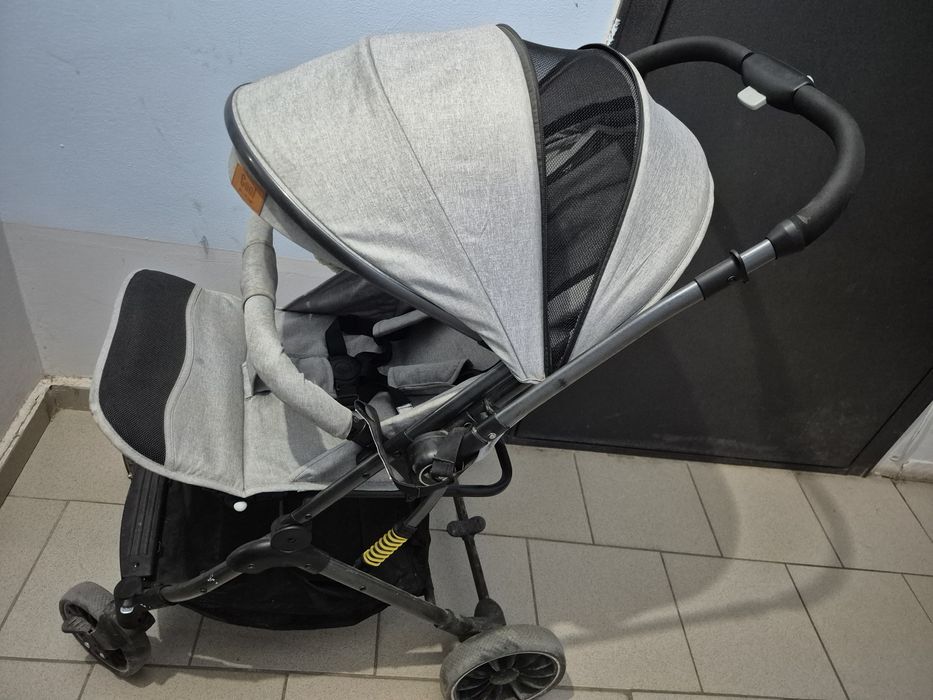 Продам коляску в отличном состоянии цвет серый