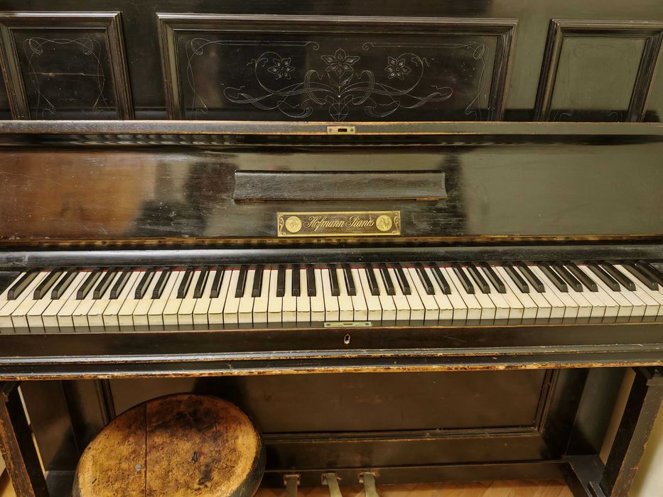 pianina pian Hofmann cu placa bronz si scaun rotativ