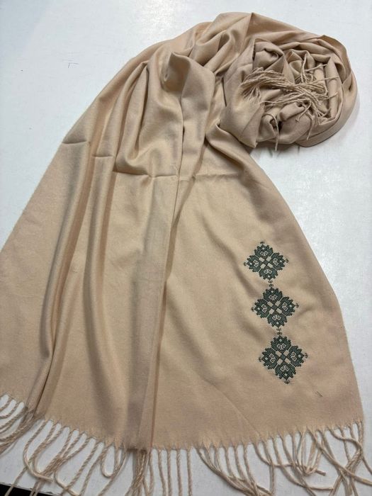 Елегантен шал с шевица