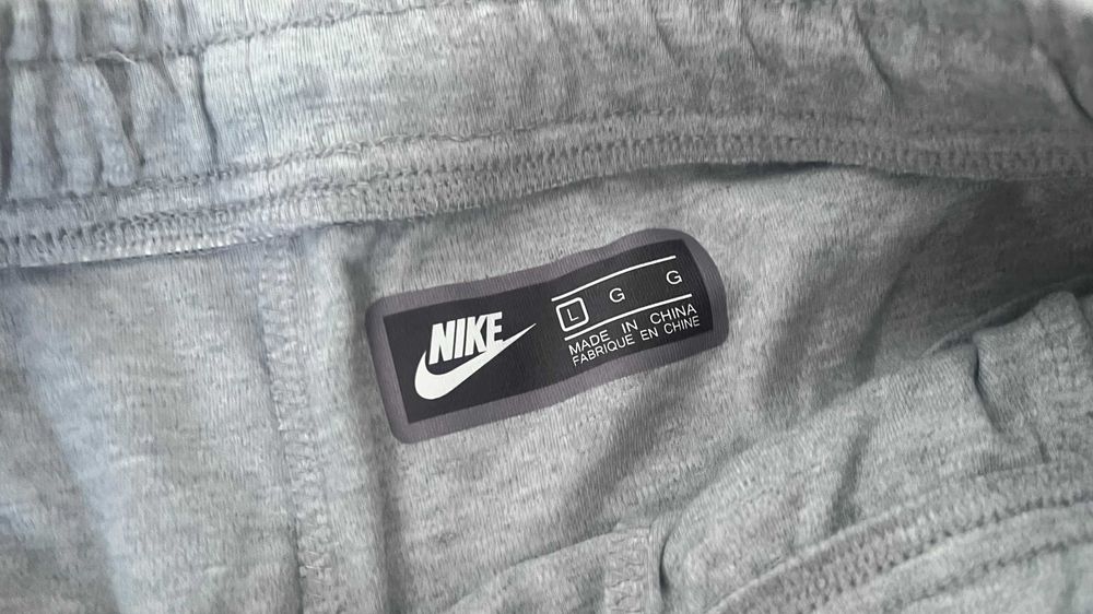 Pantaloni Nike Tech