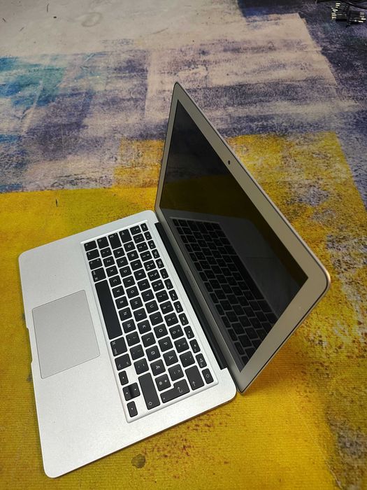 Apple Macbook 2017, sonoma, 32 cicluri, i5 , 8 gb, ssd 256