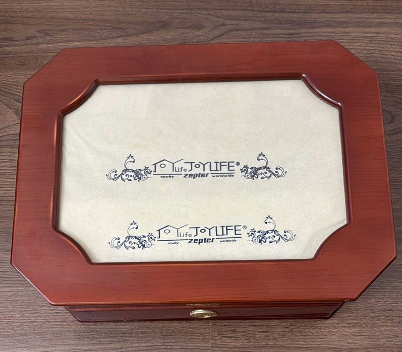 Продается набор столовых приборов в деревянном сундуке