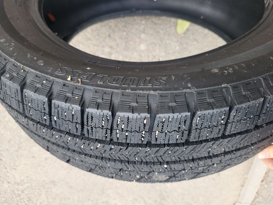 Продаю 4 зимние шины Bridgestone Blizzak VRX 215/55 R17, почти новые.