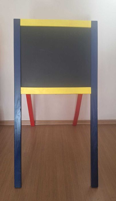 Дъска с 2 лица, за писане с тебешири и маркер. С гъба за изтриване.