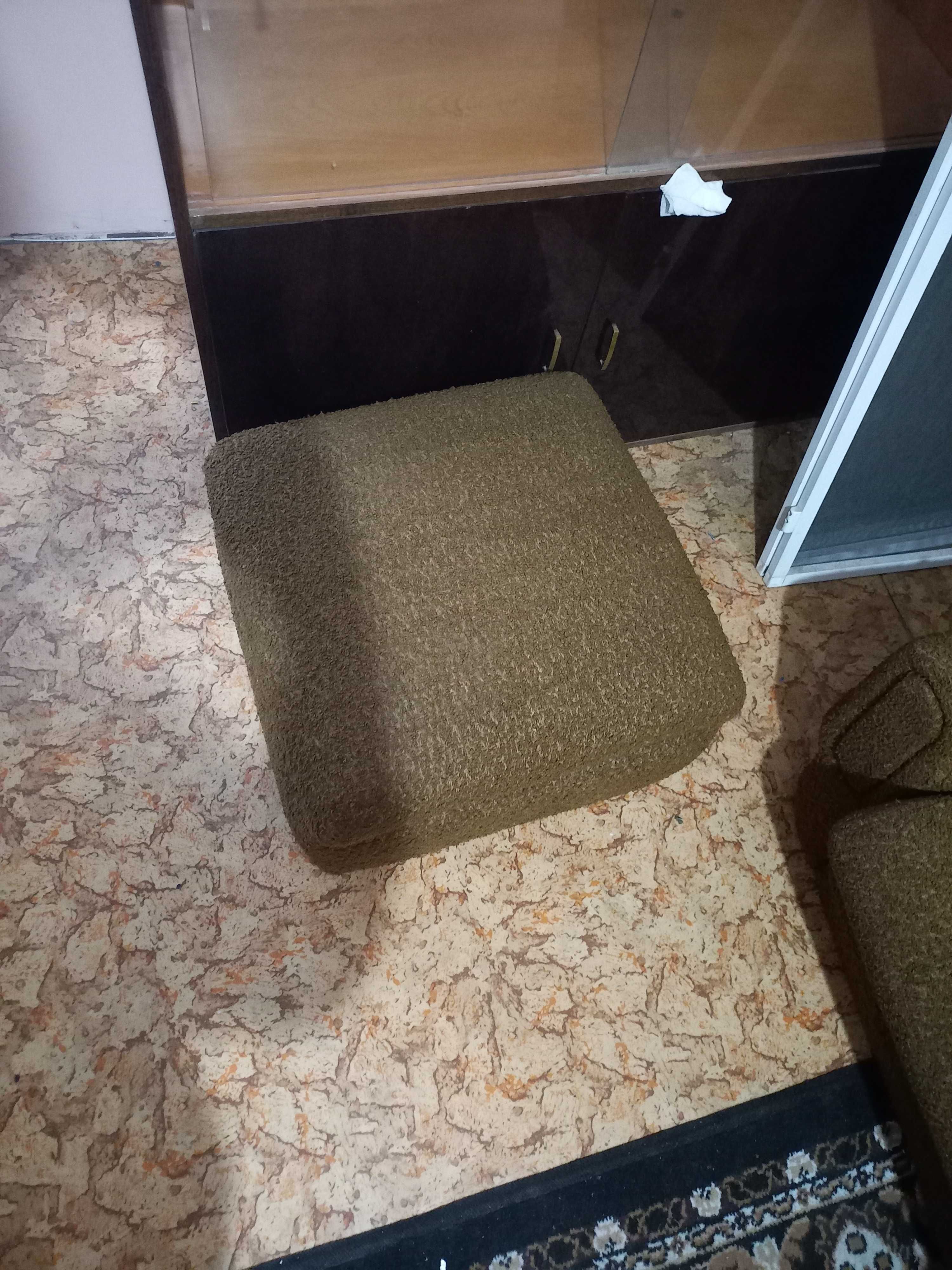 Продавам двуместен диван, два фотьойла, две табуретки и две маси.
