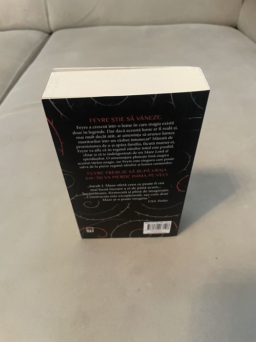 Regatul spinilor si al trandafirilor, paperback