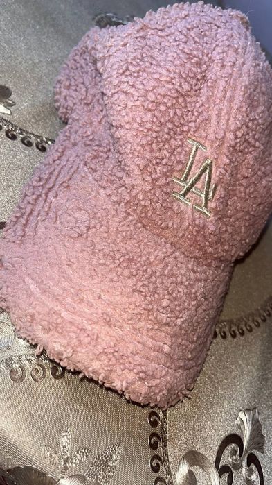 Qizlar uchun bosh kiyim sotiladi