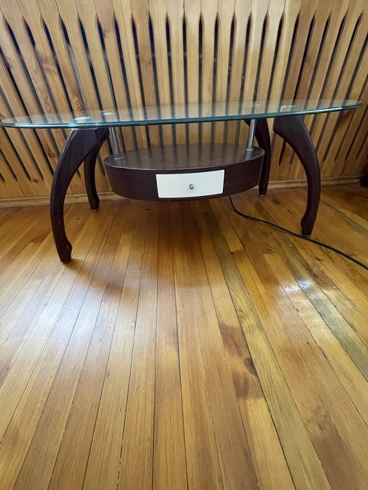 Журнальный столик сотилади.