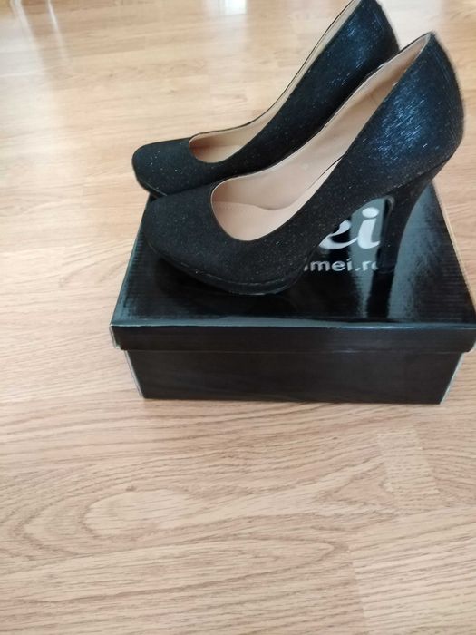 Vând pantofi cu toc marimea 35
