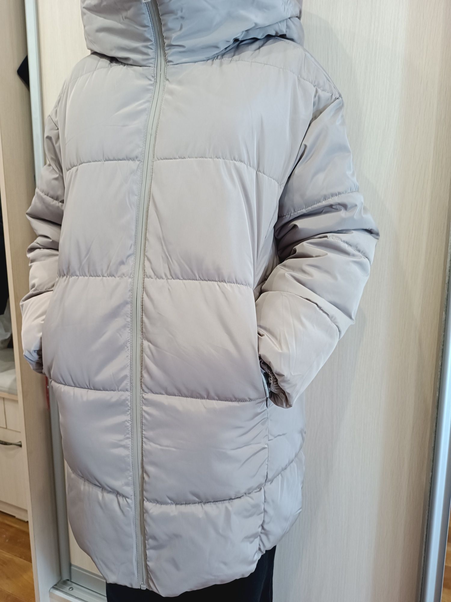 Продается куртка зимняя, в отличном состоянии, одевали пару раз. Цвет