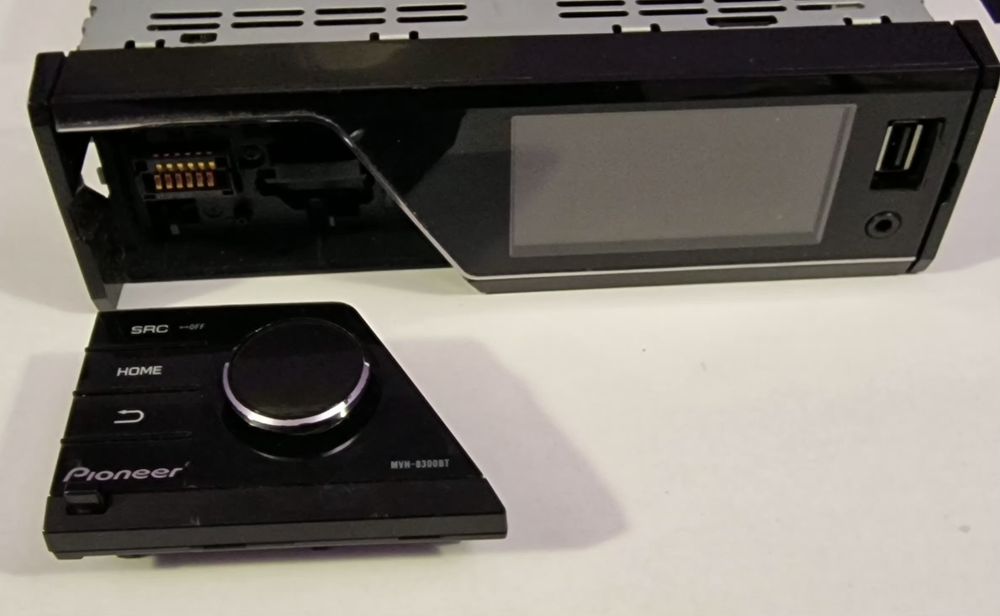 Pioneer MVH-8300BTi Media Digitală cu Bluetooth și Ecran Color.