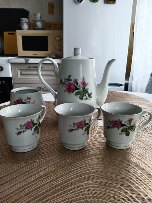 Продам три неполных чайных сервиза ,времен ссср.каждый 1000тг