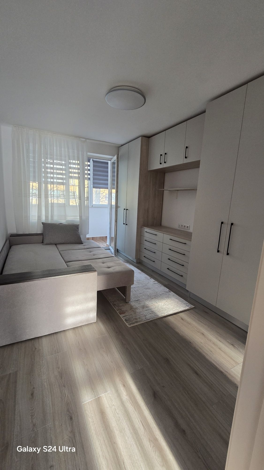 Închiriez apartament cu 3 camere  , coplect mobilat si utilat.