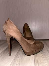 Дамски обувки на висок тънък ток