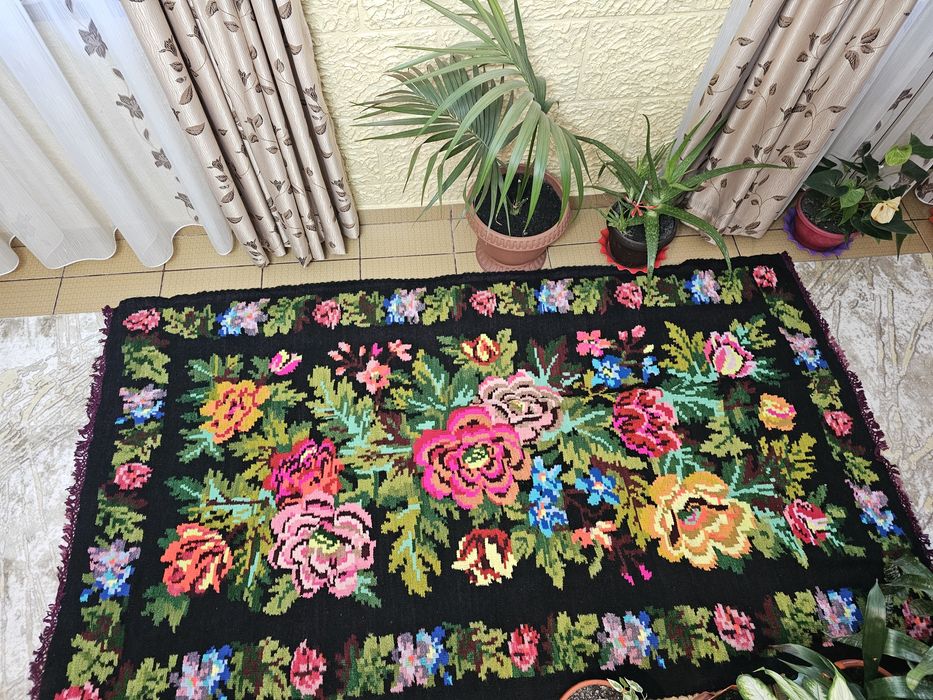 Carpetă veche, din lână, țesută manual la război