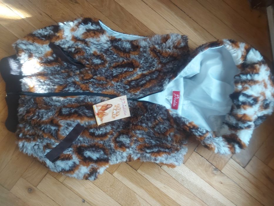 Пухкав елек с джобове и качулка