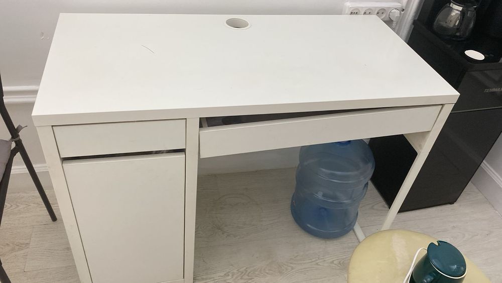 Белый письменный стол