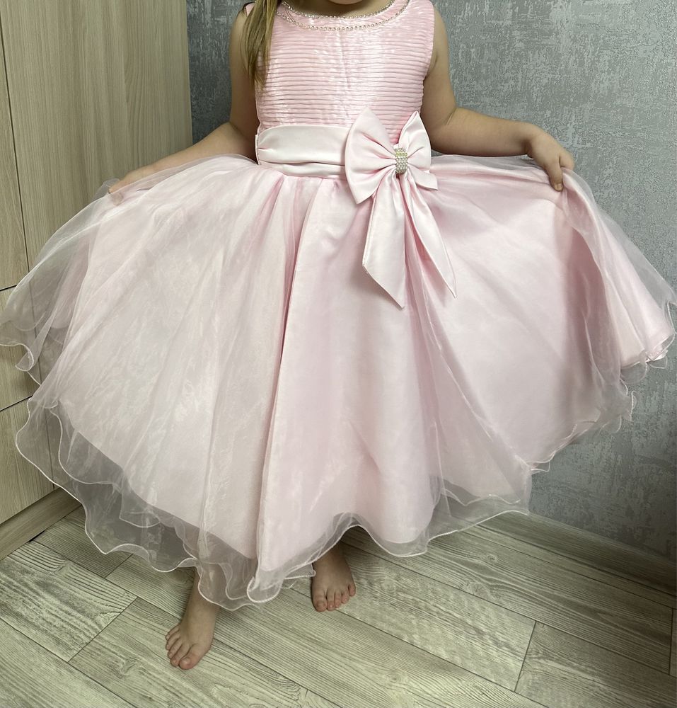 Продам очень красивые детские платья 4-5лет