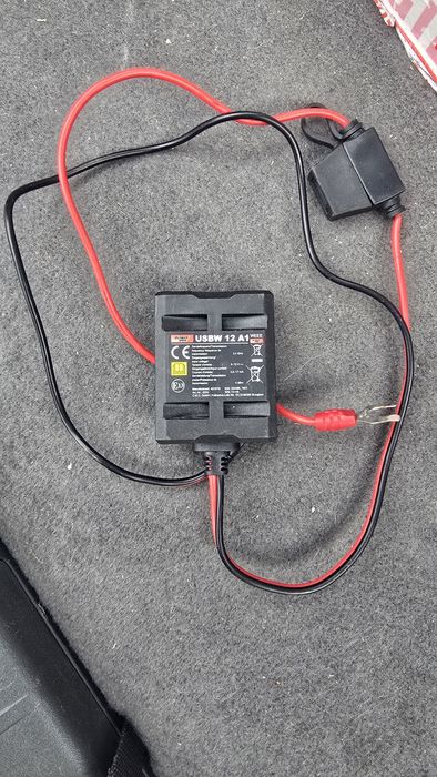 Контролер за автомобилен акумулатор USBW 12 A1