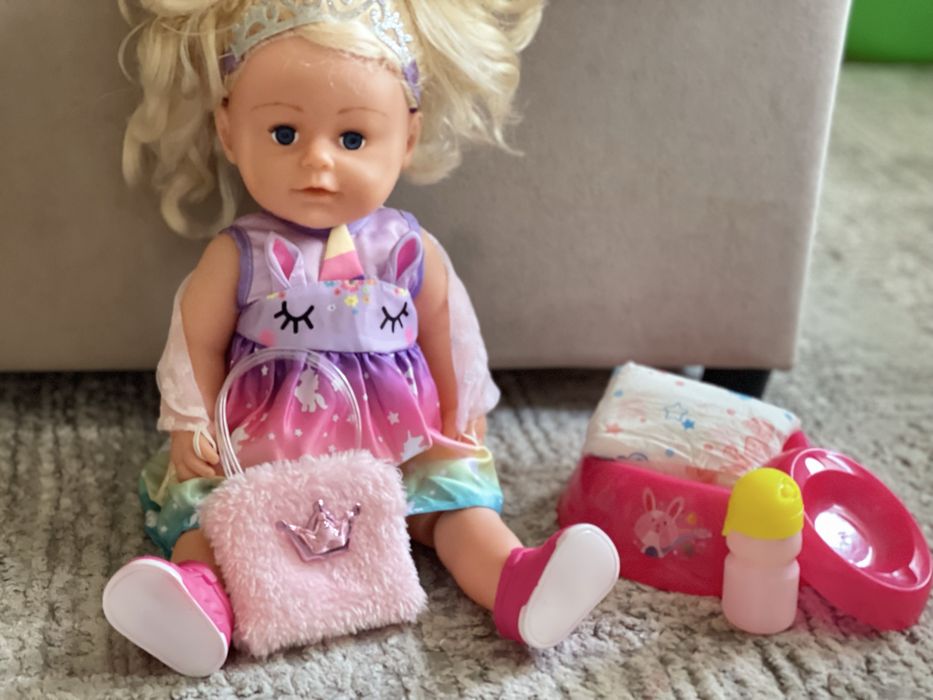 Кукла плачет , писает