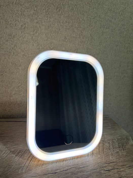 Продам настольное сенсорное зеркало для макияжа.Новое.