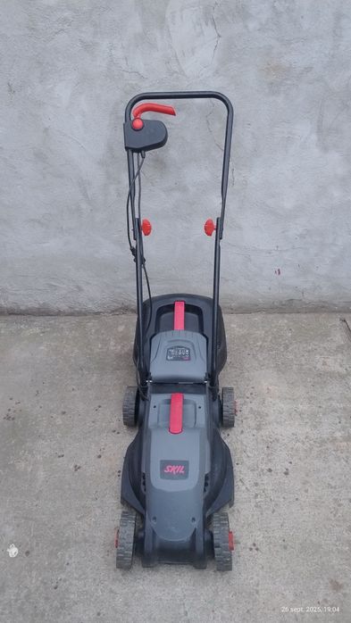 Vând mașina electrică de tuns iarba Skil .