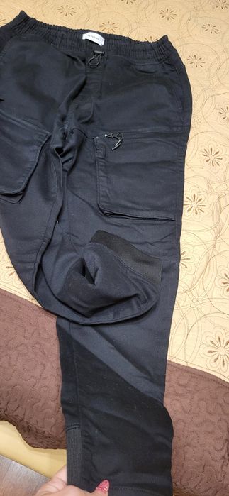 Vând pantaloni Reserved