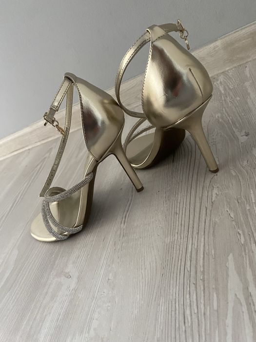 Sandale Guess deosebite