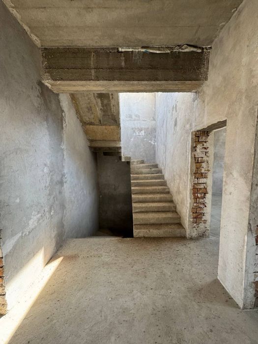 Бектемирский район Ийк-Ота 2.5 соток 7 комнат 4 кровня срочно