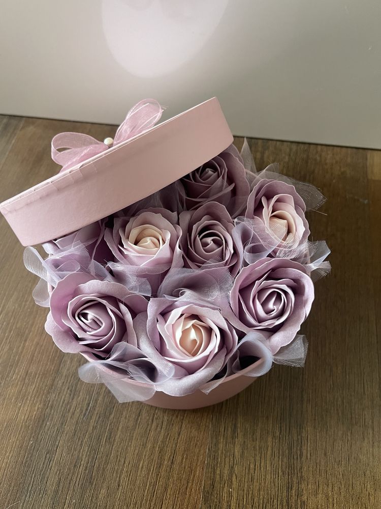 Вечни рози и бонбони Фереро / рози креп хартия