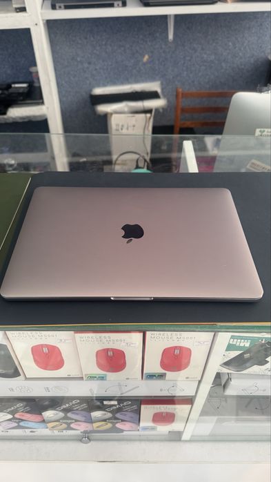 MacBook Pro, 2017 / Core i7 / Touch bar / 13-inch / 16 Gb x 256 Gb