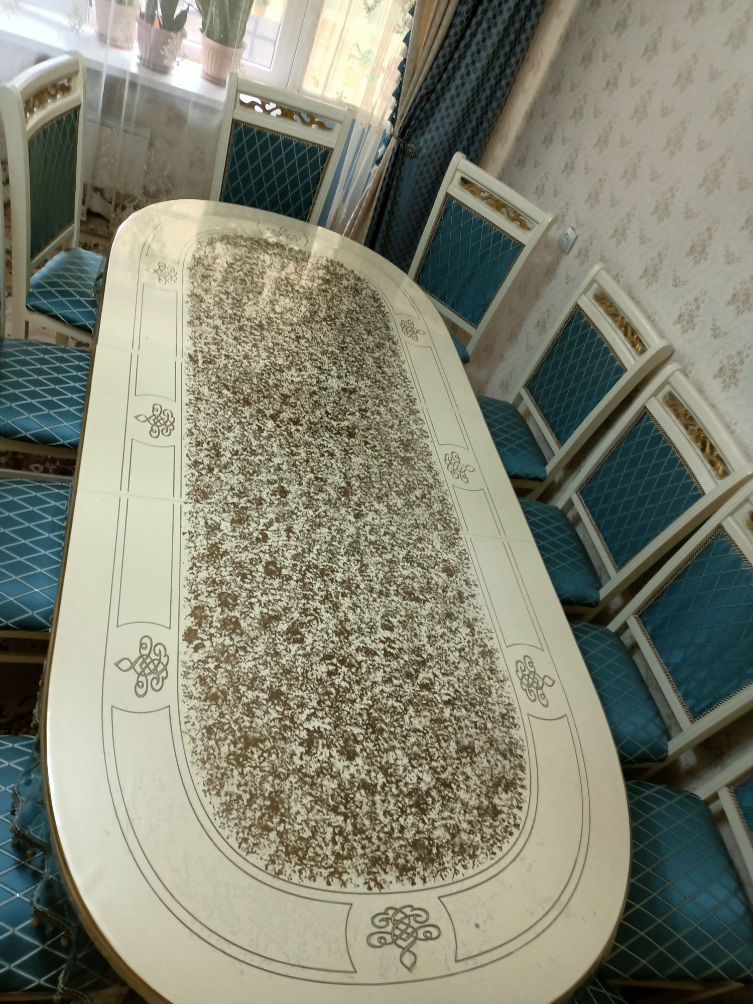 Продам гостивой стол стулья 12 штук