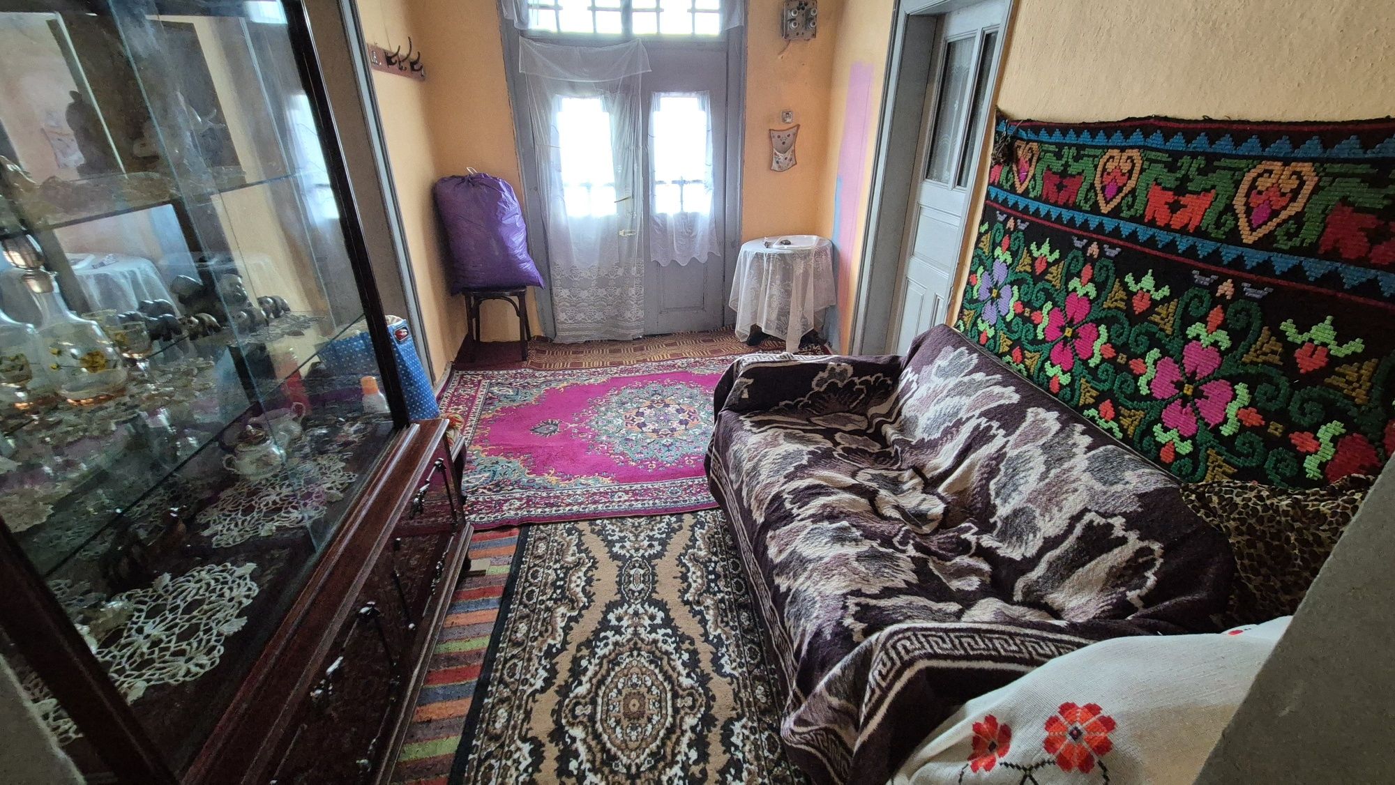 Vând casă + teren 1200mp
