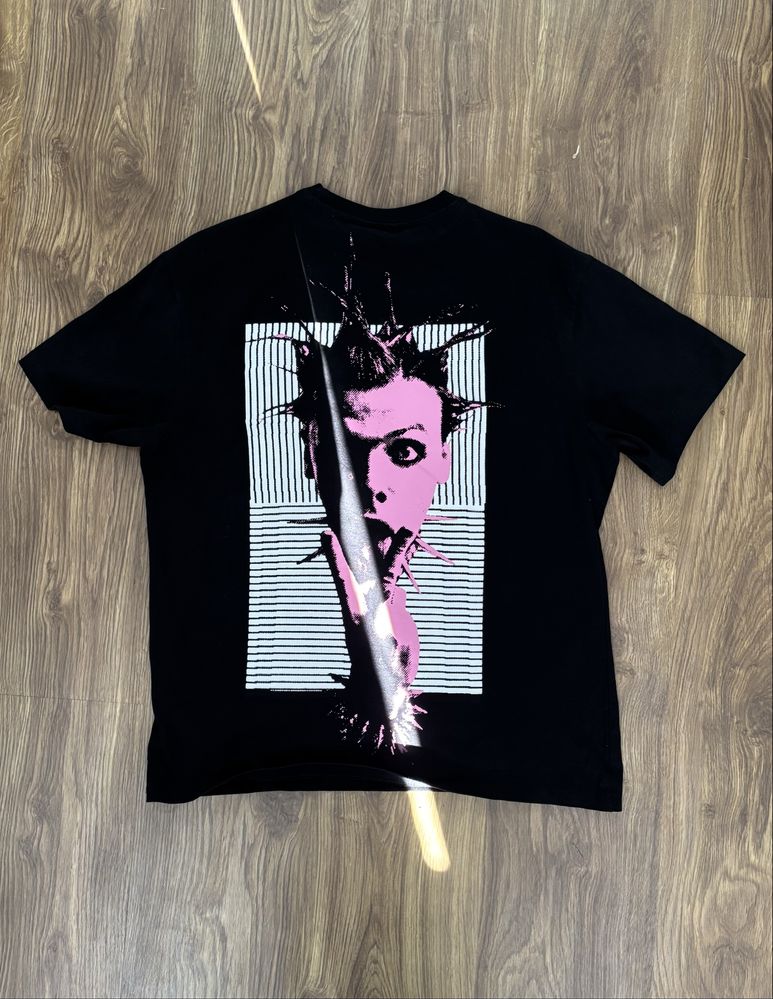 Черна тениска “Yung Blud” от Bershka