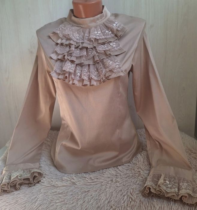 Bluză elegantă cu volane și dantelă