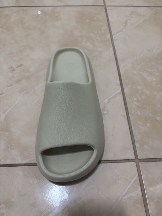 Yeezy slides crem