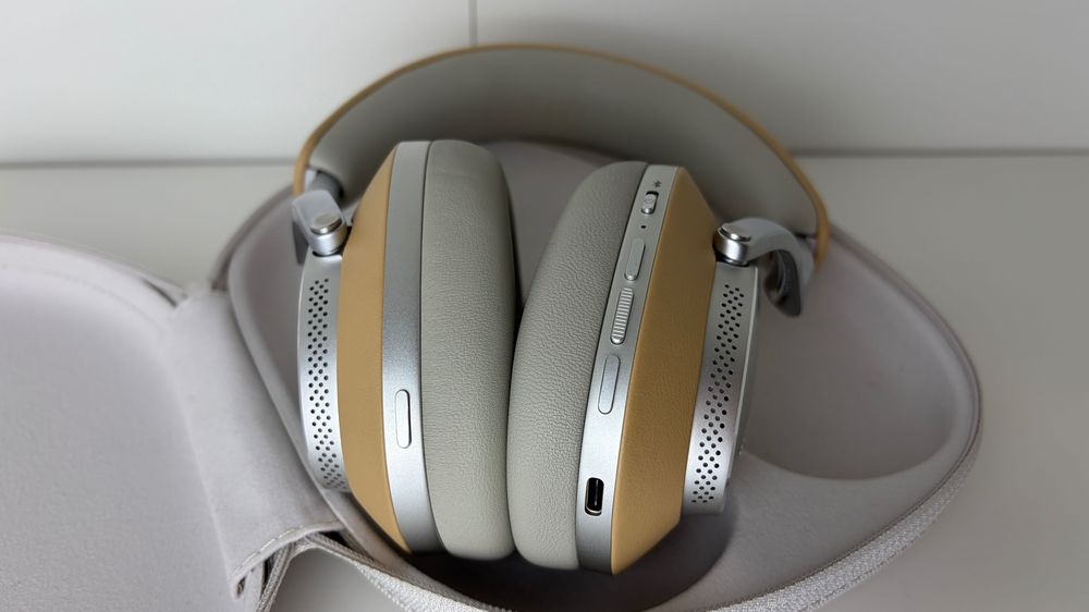 Casti Bowers and Wilkins PX8