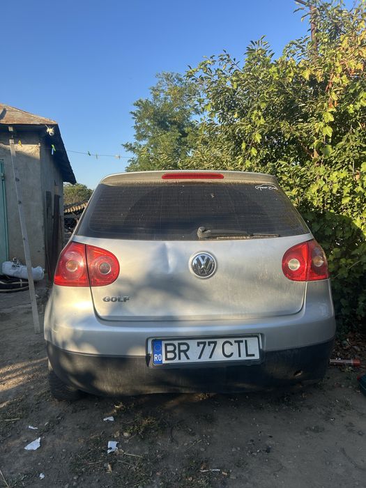 Golf 5 masina numai porneste  ,  e mai mult pentru dezmembrari.