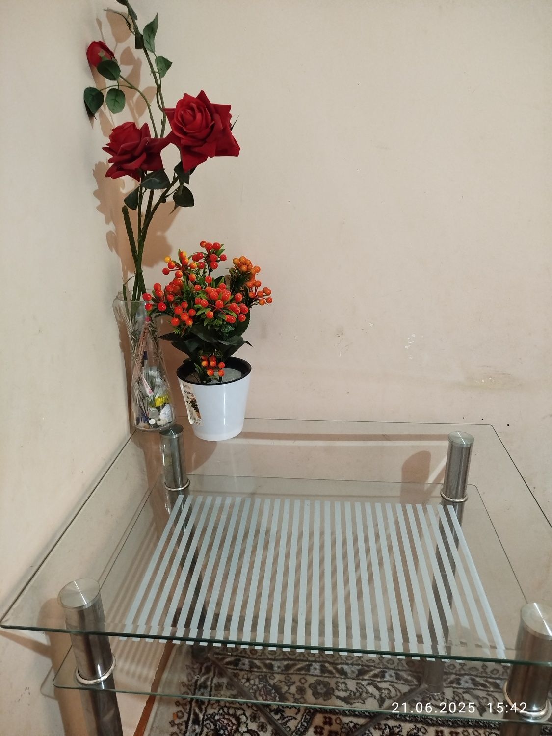 Стеклянный стол.