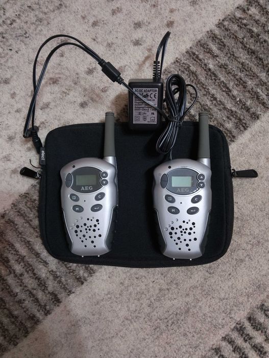 Statii AEG walkie talkie aproape noi
