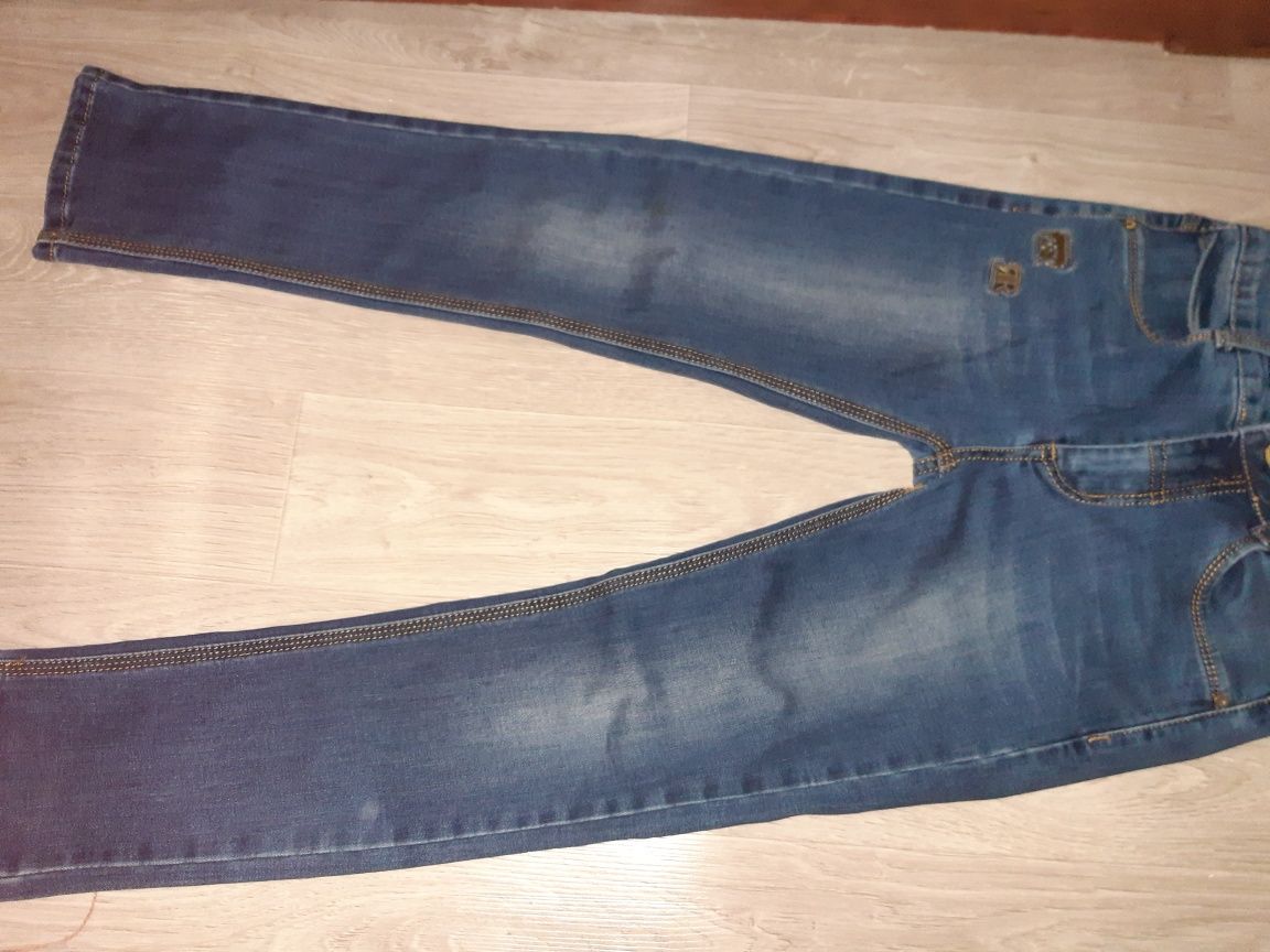 Продам джинсы новые на мальчика 10-11 лет