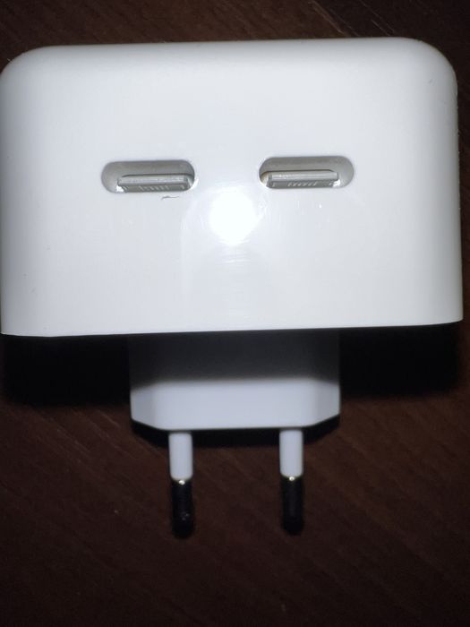 Apple 35W двоен USB-C порт компактен захранващ адаптер